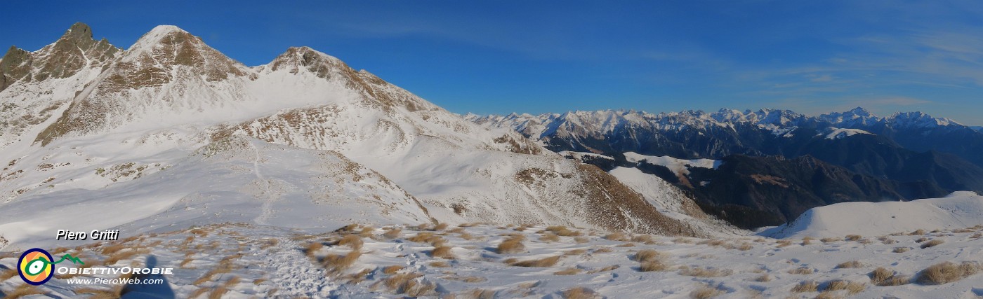 20 Lasciato il sent. 109A, saliamo per il Monte Avaro con vista panoramica dal Valletto a sx all'Arera-Menna a dx.JPG